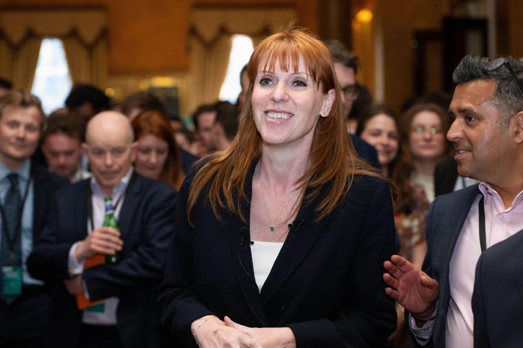 Angela Rayner, ex-vice-primeira-ministra do Reino Unido e ex-secretária de Estado para Habitação, Comunidades e Governo Local, participa do Debate Nacional sobre Crescimento no Instituto de Diretores em Londres, Reino Unido, em 21 de abril de 2026.