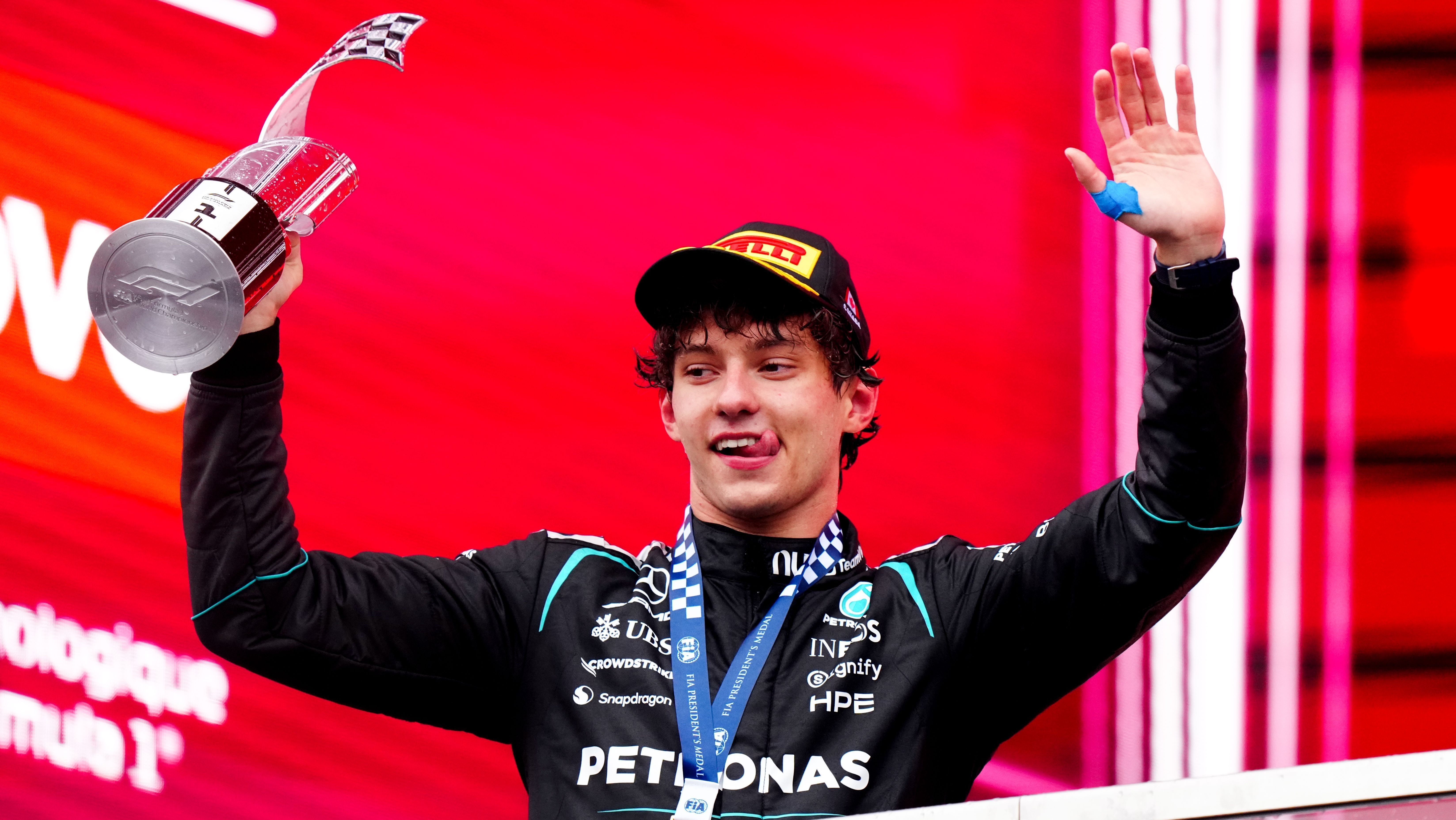 Kimi Antonelli, piloto da Mercedes, celebrando o título do GP do Canadá de Fórmula 1