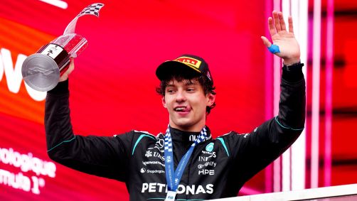 Kimi Antonelli, piloto da Mercedes, celebrando o título do GP do Canadá de Fórmula 1