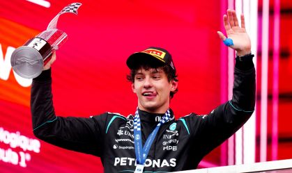 Kimi Antonelli, piloto da Mercedes, celebrando o título do GP do Canadá de Fórmula 1