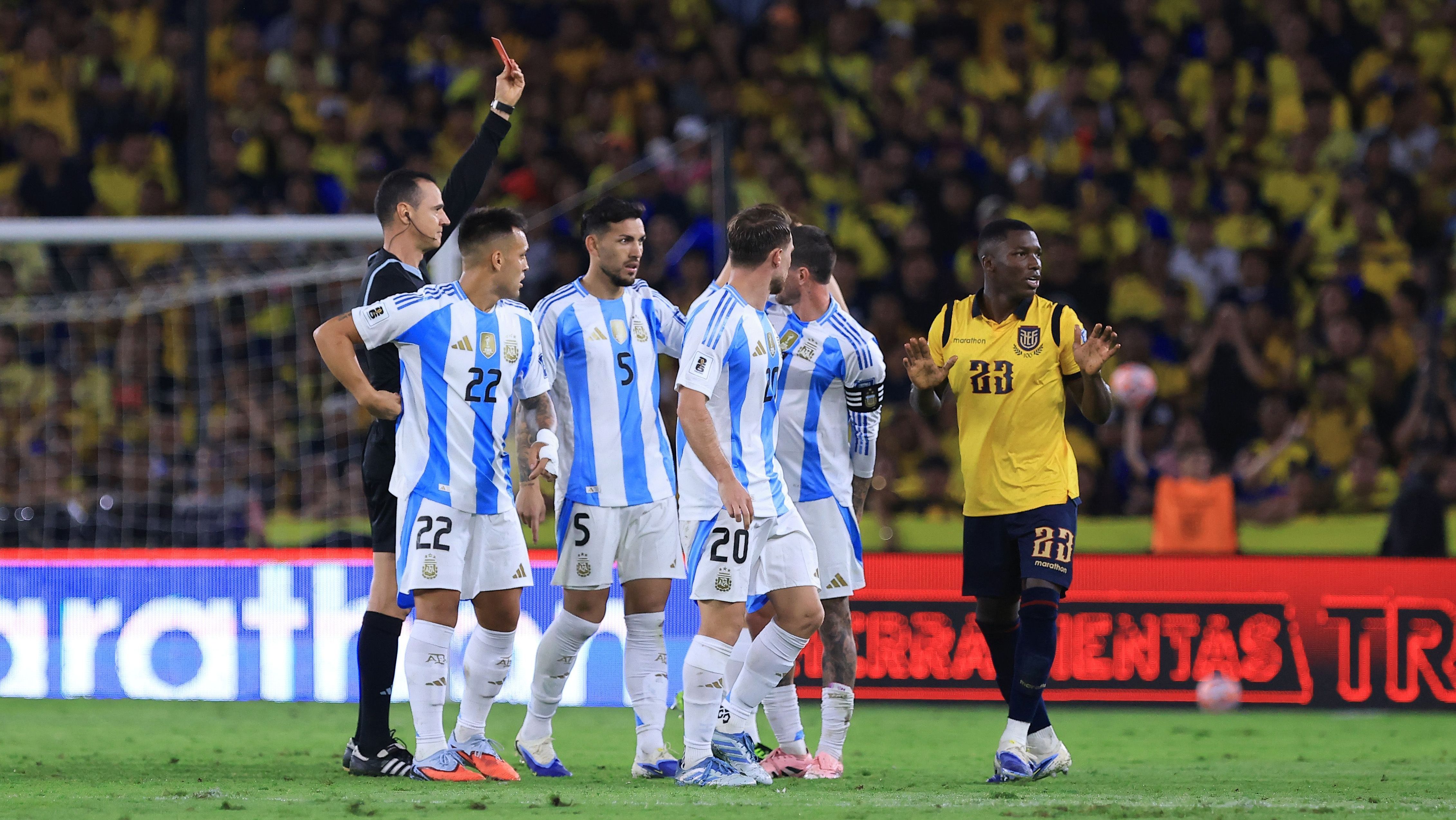 Wilmar Roldán expulsa Caicedo no duelo entre Equador e Argentina, pelas Eliminatórias