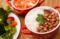 “Ração do governo”? A ciência prova por que arroz com feijão é saudável