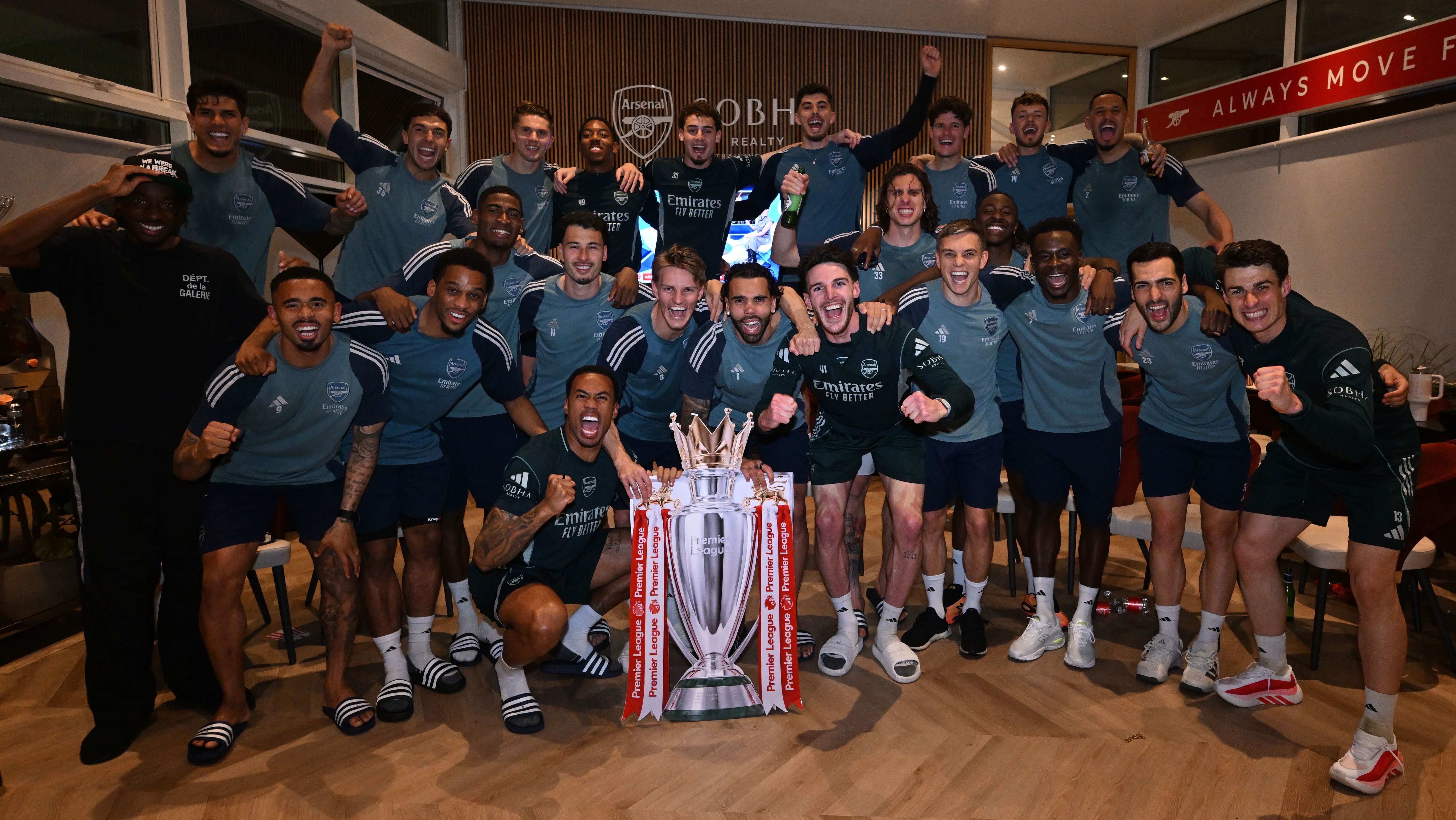 Jogadores do Arsenal comemoram a conquista da Premier League após tropeço do Manchester City