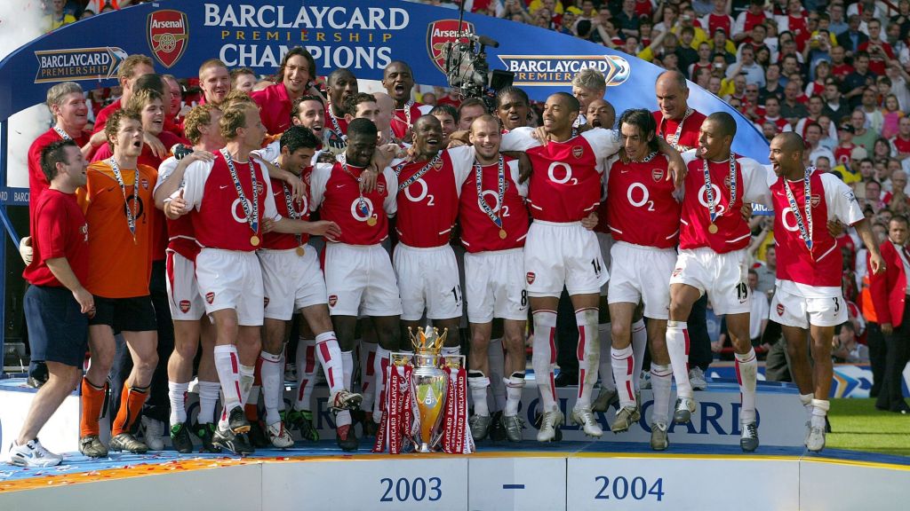 Elenco do Arsenal comemora título da Premier League na temporada 2003-04