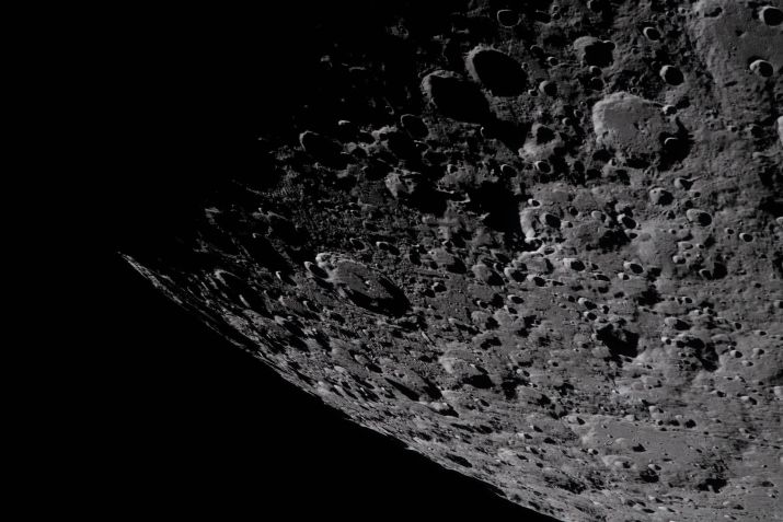 apturada pela tripulação da Artemis II, a imagem mostra o terreno fortemente craterizado da borda leste da bacia Polo Sul-Aitken, com o terminador sombreado – a fronteira entre o dia e a noite lunar – na parte superior. A bacia Polo Sul-Aitken é a maior e mais antiga bacia da Lua, proporcionando um vislumbre de uma antiga história geológica construída ao longo de bilhões de anos. • Nasa