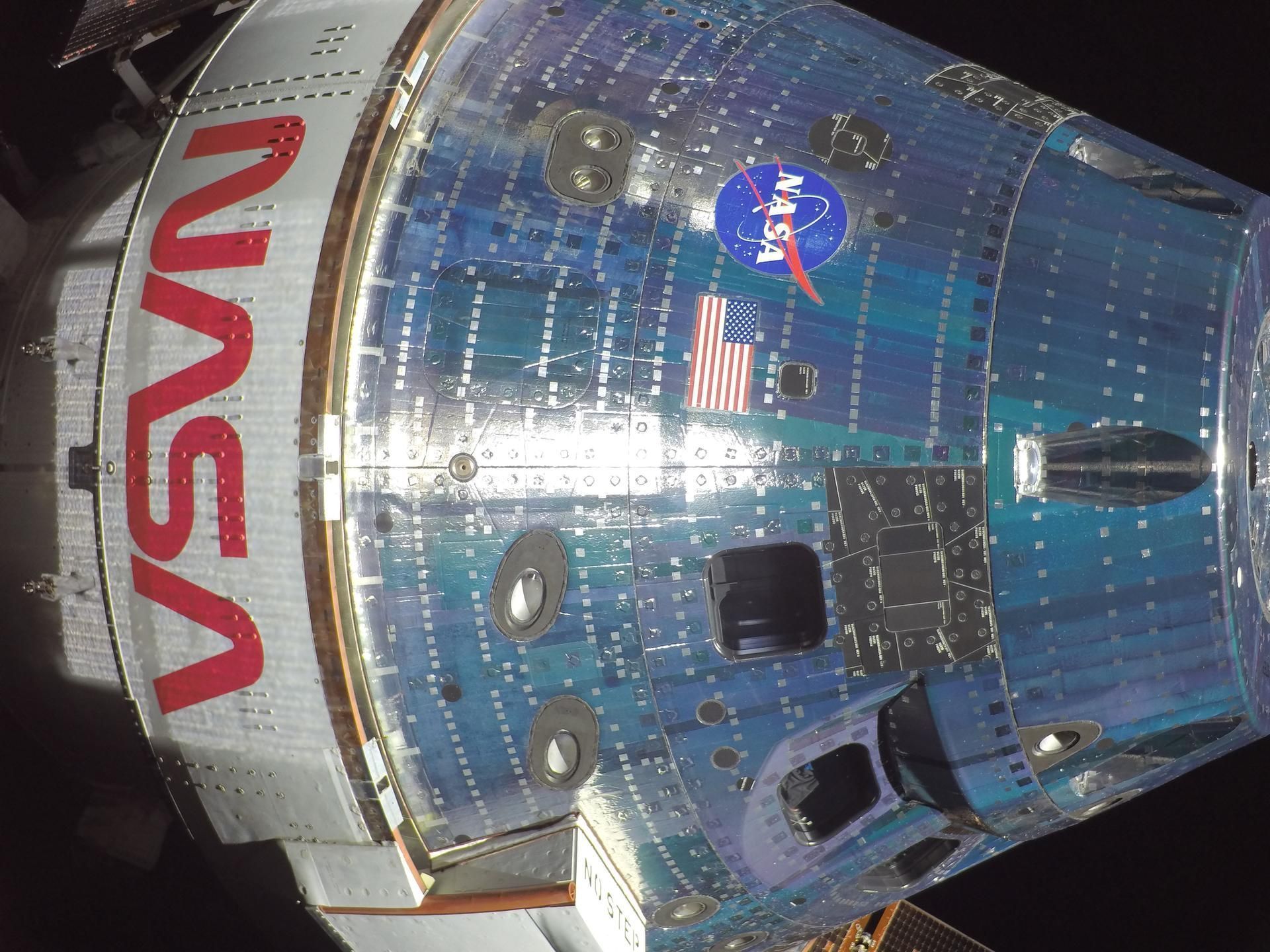 A espaçonave Orion da NASA é mostrada aqui por uma das câmeras montadas em suas asas de painéis solares. No momento em que esta foto foi tirada, às 8h33 (horário do leste dos EUA), a tripulação da Artemis II estava em período de repouso antes de iniciar o sétimo dia da missão. • Nasa