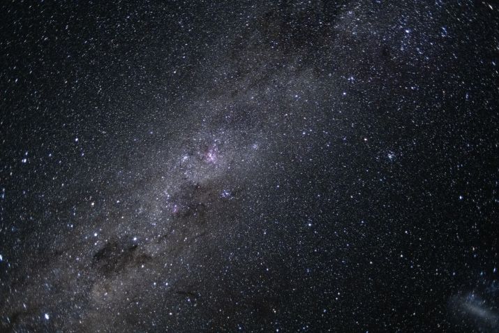 Um instantâneo impressionante no tempo. A tripulação da Artemis II capturou esta foto deslumbrante da nossa galáxia, a Via Láctea. A elegante estrutura espiral da Via Láctea é dominada por apenas dois braços que se estendem a partir das extremidades de uma barra central de estrelas. Abrangendo mais de 100.000 anos-luz, a Terra está localizada ao longo de um dos braços espirais da galáxia, aproximadamente a meio caminho do centro. • Nasa