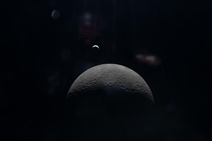 A tripulação da Artemis II captura uma tênue imagem de uma Terra em forma de crescente acima do horizonte no  • Nasa