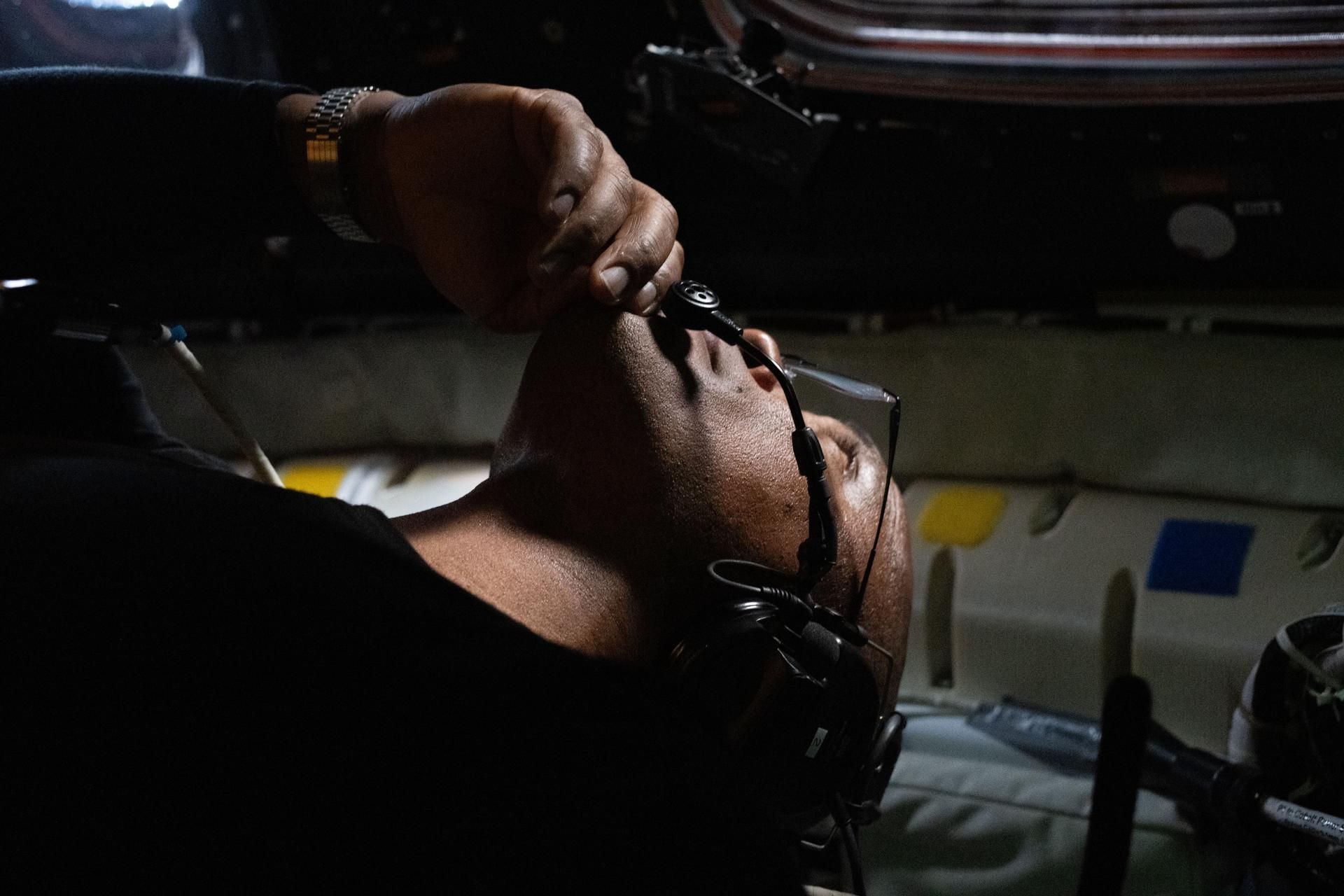 O astronauta da NASA e piloto da Artemis II, Victor Glover, fotografado aqui na espaçonave Orion durante o sobrevoo lunar da Artemis II. Glover e seus colegas de tripulação passaram aproximadamente sete horas se revezando nas janelas da Orion para coletar dados científicos e compartilhá-los com a equipe na Terra. No ponto de maior aproximação, eles chegaram a 6.547 quilômetros da superfície da Lua. • Nasa