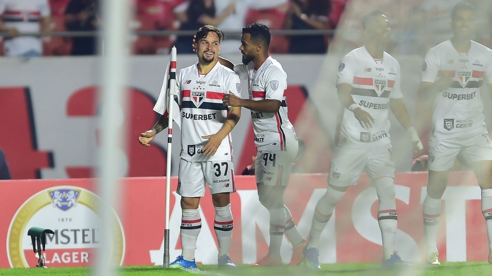Artur, atacante do São Paulo, comemorando o gol marcado contra o Boston River, em jogo válido pela Copa Sul-Americana