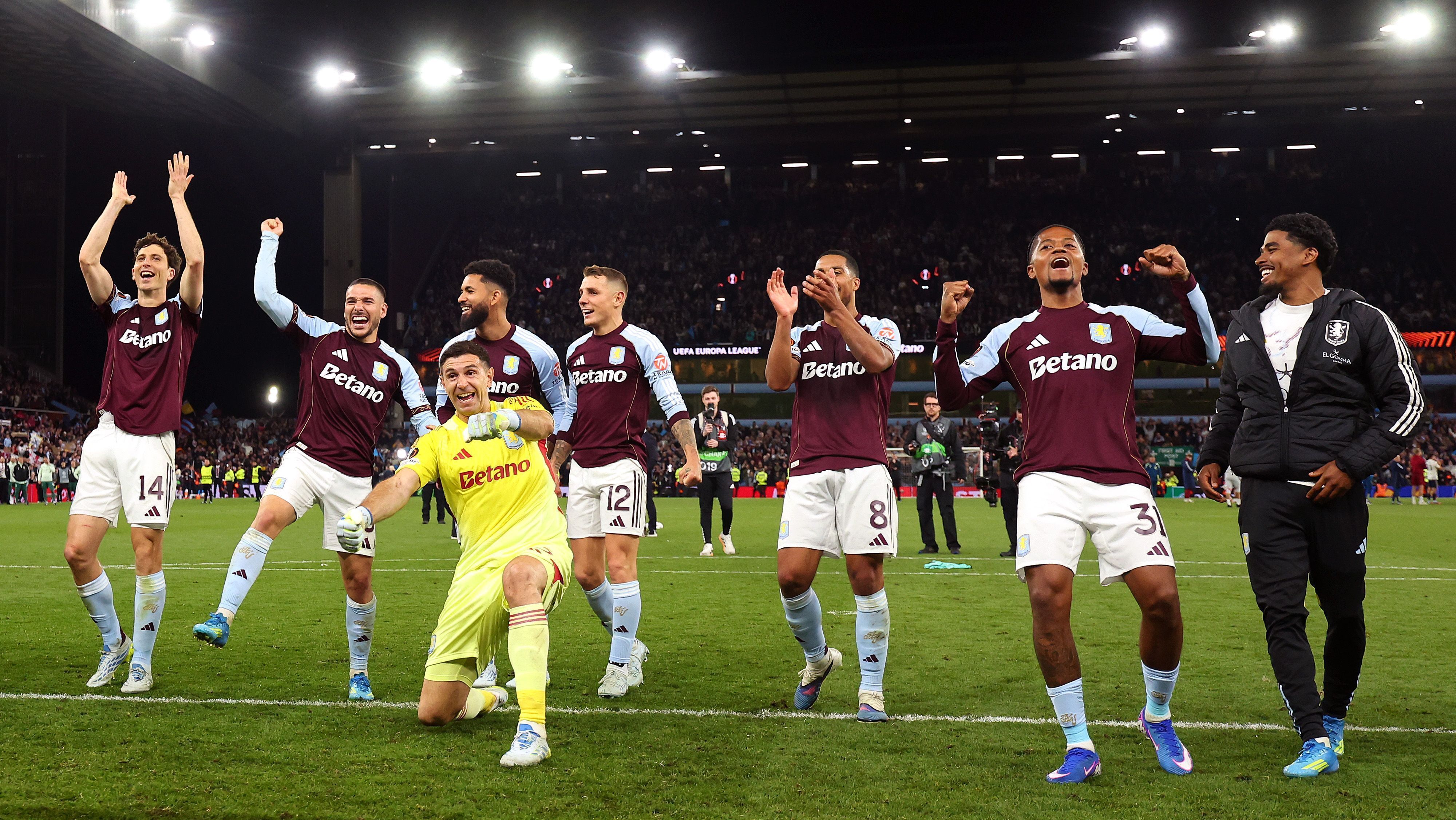 Jogadores do Aston Villa comemoram classificação à final da Europa League