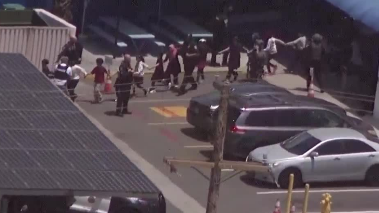 Polícia de San Diego é acionada após relatos de ataque a tiros no Centro Islâmico de San Diego, em Clairemont Mesa
