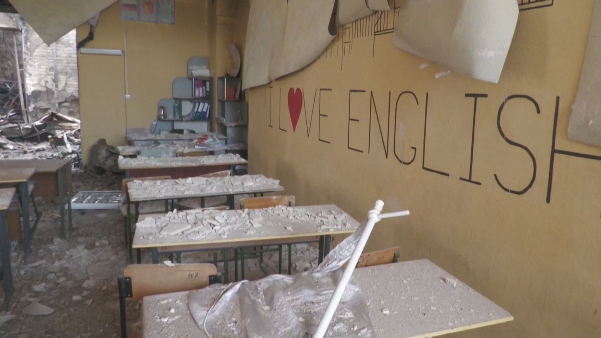 Sala de aula destruída por ataque russo a dormitório de estudantes de Ucrânia