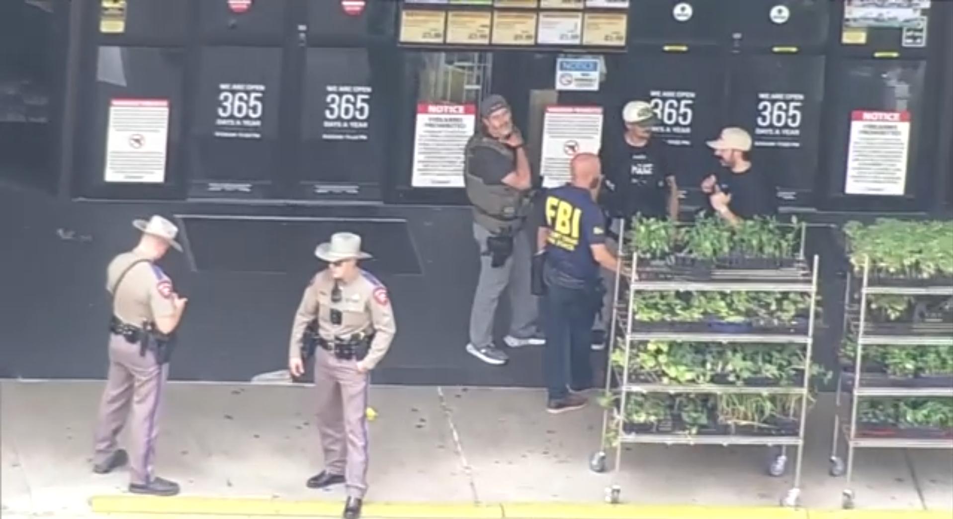Agentes de forças de segurança atuam após cinco pessoas serem baleadas em Dallas, no Texas