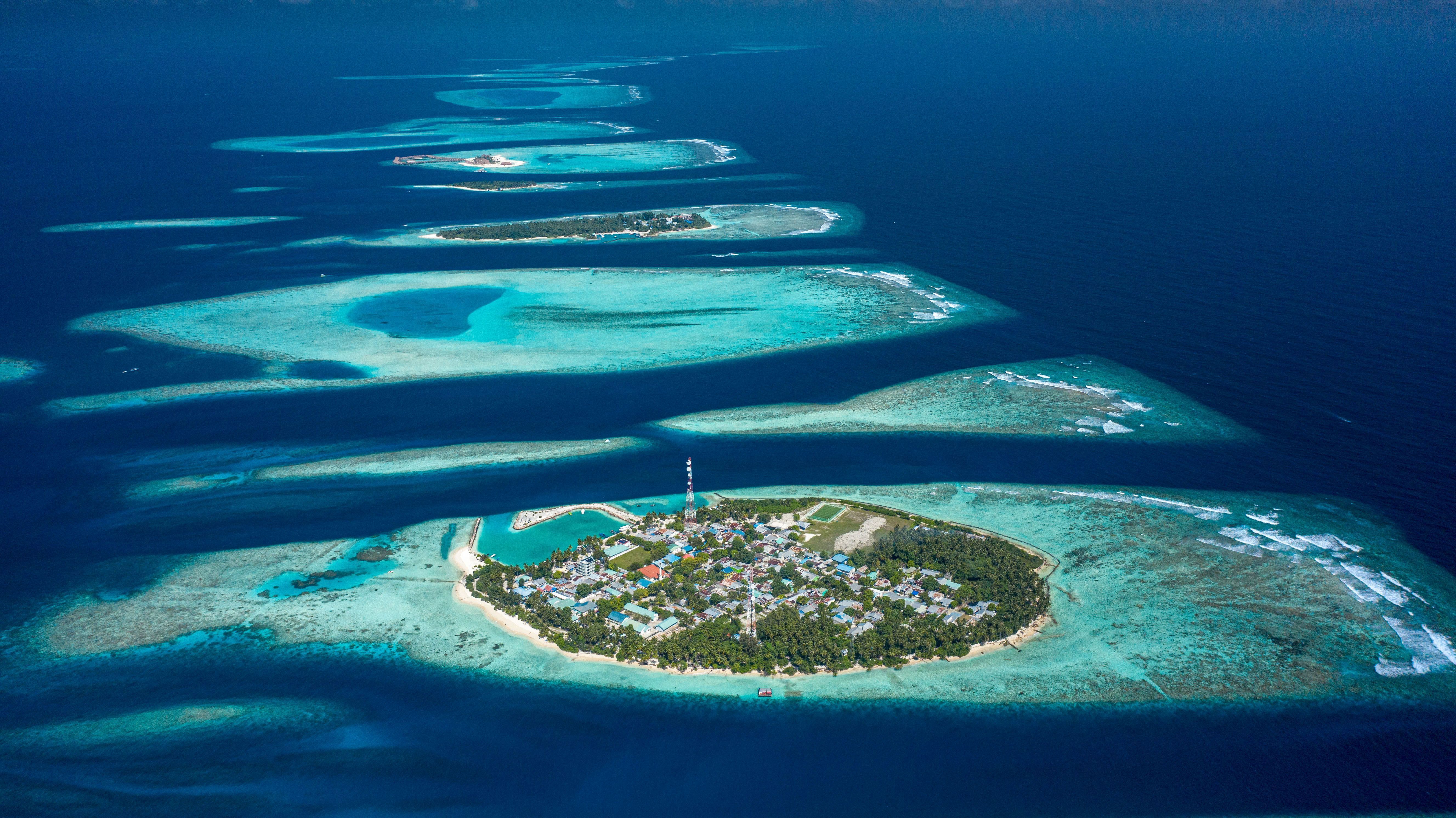 Vista aérea da ilha habitada de Felidhoo, localizada no Atol de Vaavu, nas Maldivas, e a ilha vizinha de Thinadhoo à distância