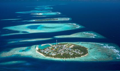 Vista aérea da ilha habitada de Felidhoo, localizada no Atol de Vaavu, nas Maldivas, e a ilha vizinha de Thinadhoo à distância