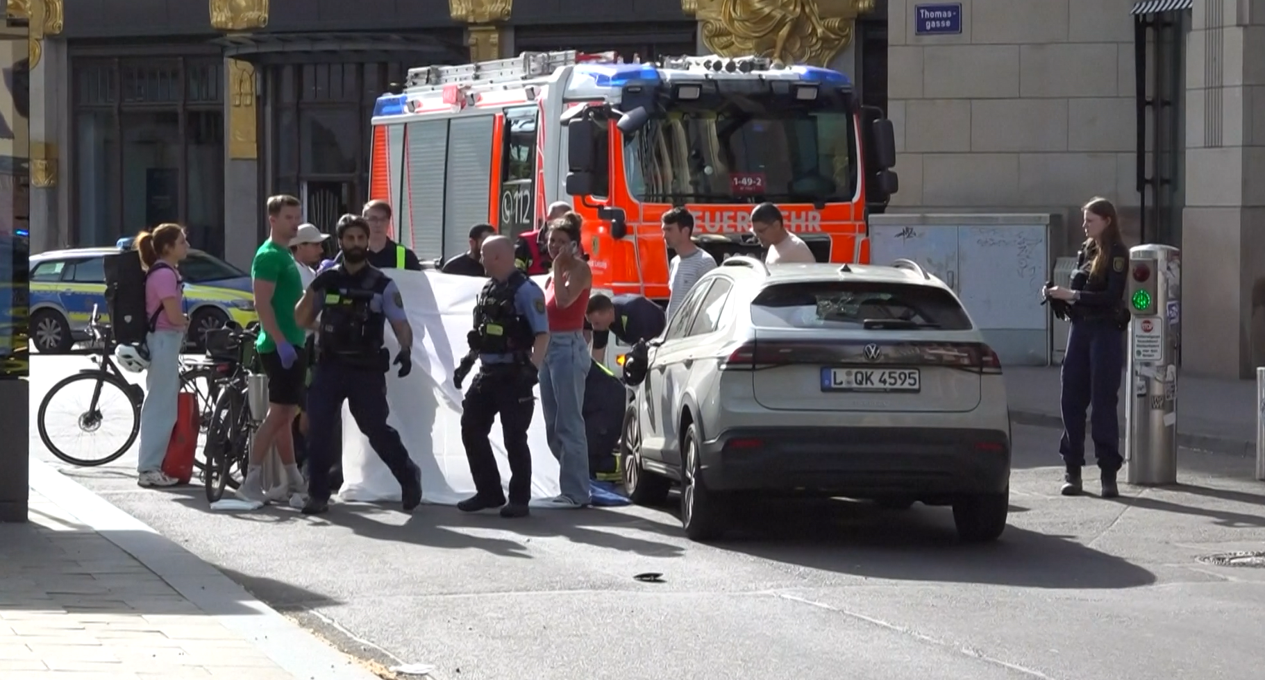 Equipes de emergência prestam atendimento após atropelamento em Leipzig, na Alemanha