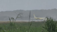 Avião sai da pista ao pousar no aeroporto de Salvador