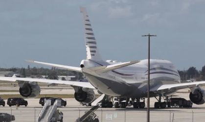Foto da comitiva de Donald Trump estacionada ao lado de um Boeing 747-8 de propriedade do Catar, com 12 anos de uso, que o presidente dos Estados Unidos estava visitando