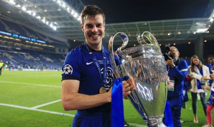 Cesar Azpilicueta com o troféu da Champions League