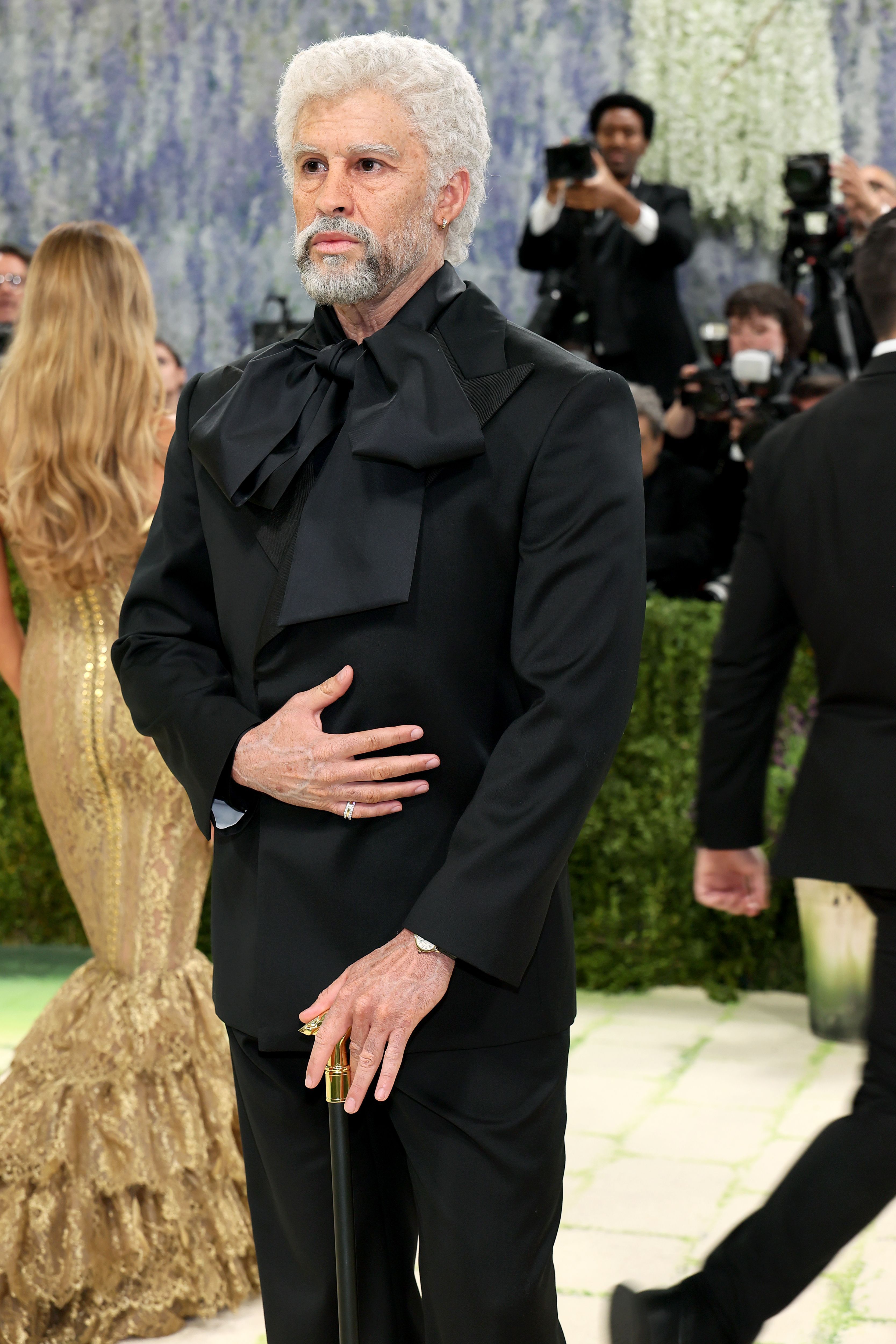 Bad Bunny comparece ao Met Gala de 2026, que celebra a "Arte do Figurino", no Metropolitan Museum of Art. • Getty Images