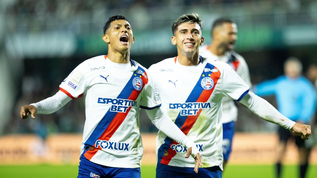 Erick Pulga e Sanabria comemoram gol do Bahia contra o Coritiba