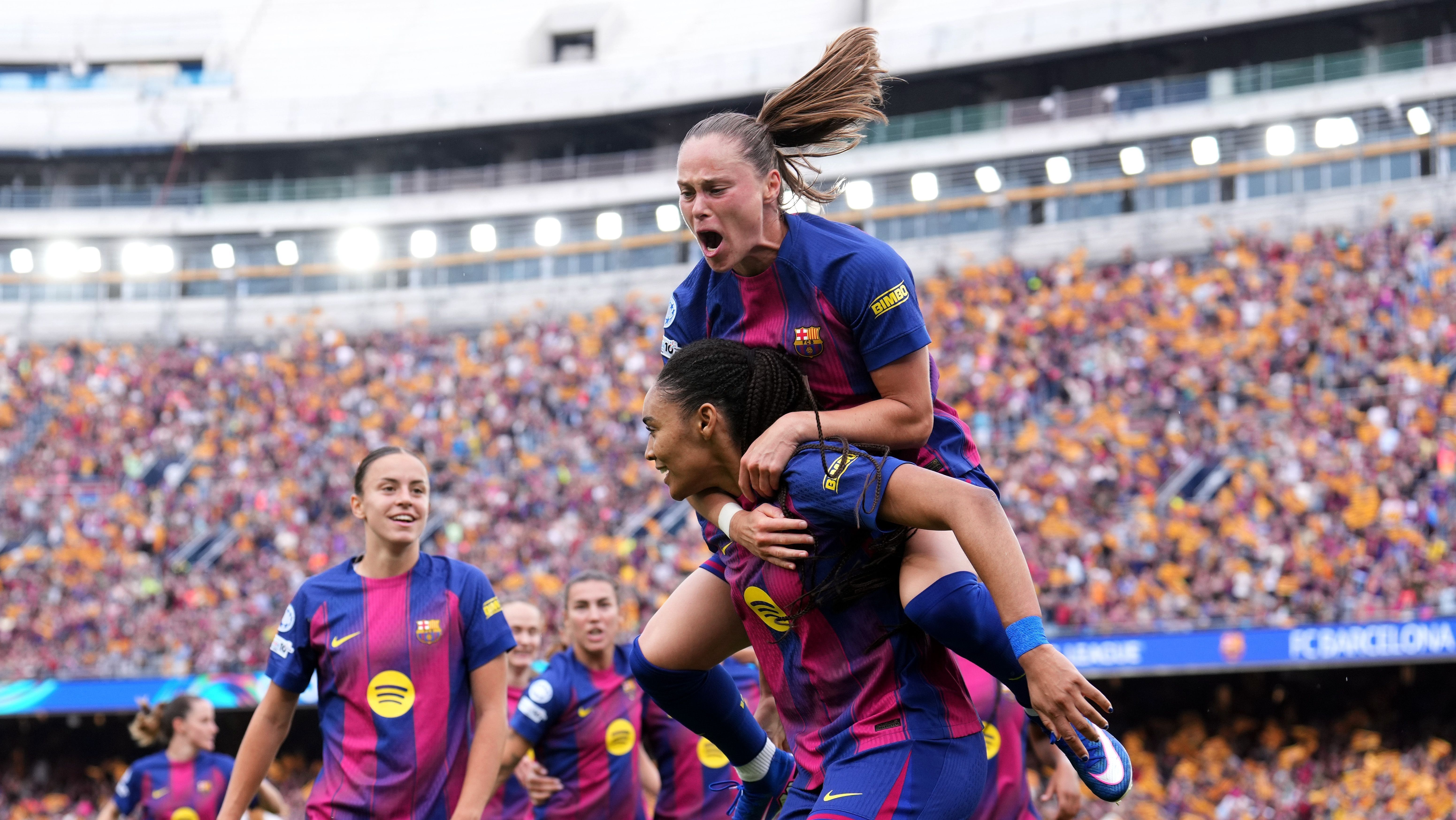 Paralluelo comemora um dos gols do Barcelona sobre o Bayern, na semifinal da Champions League Feminina