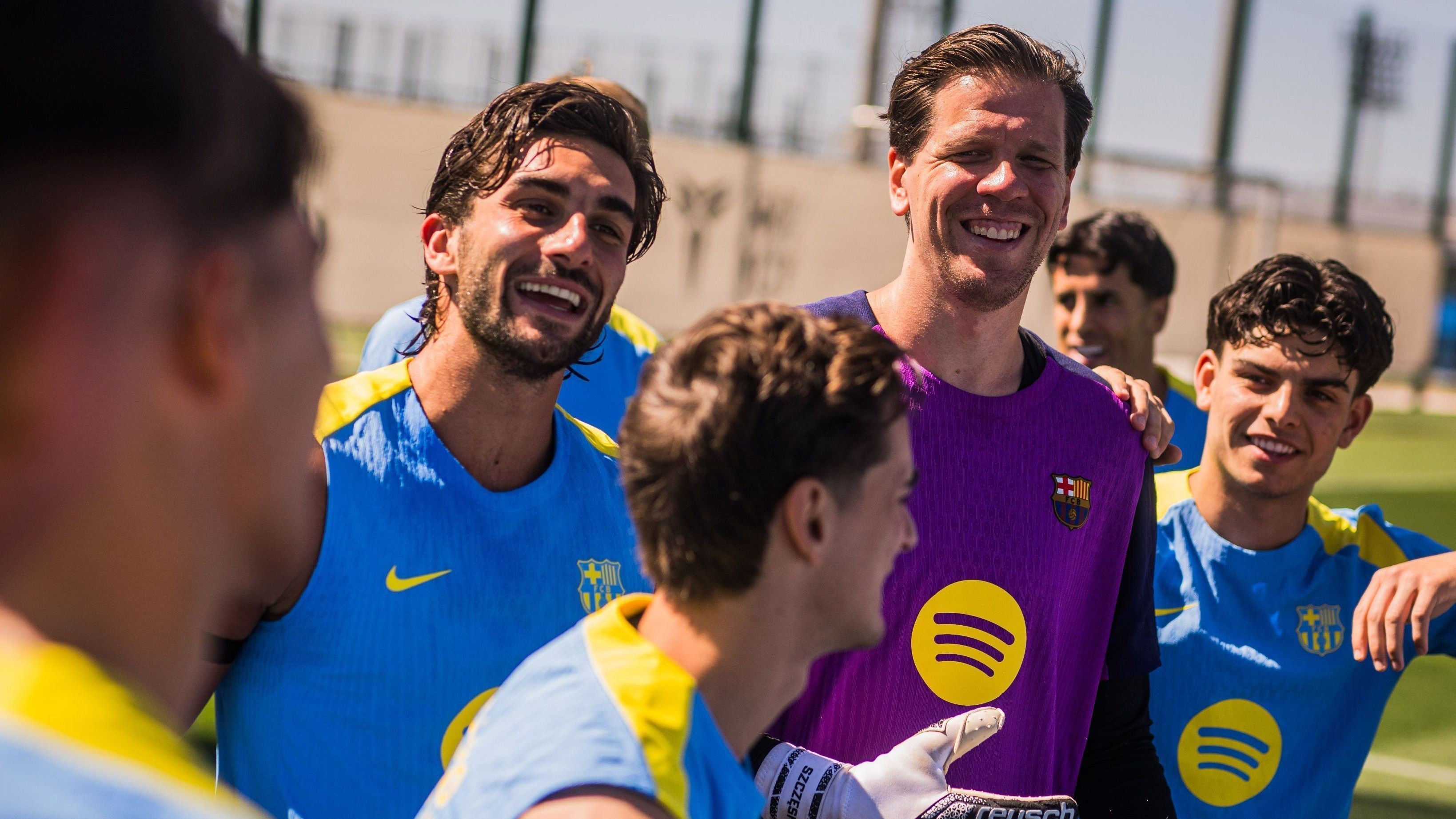 Barcelona publicou foto do elenco em clima descontraído durante treino enquanto Real Madrid vive semana tensa com briga entre jogadores