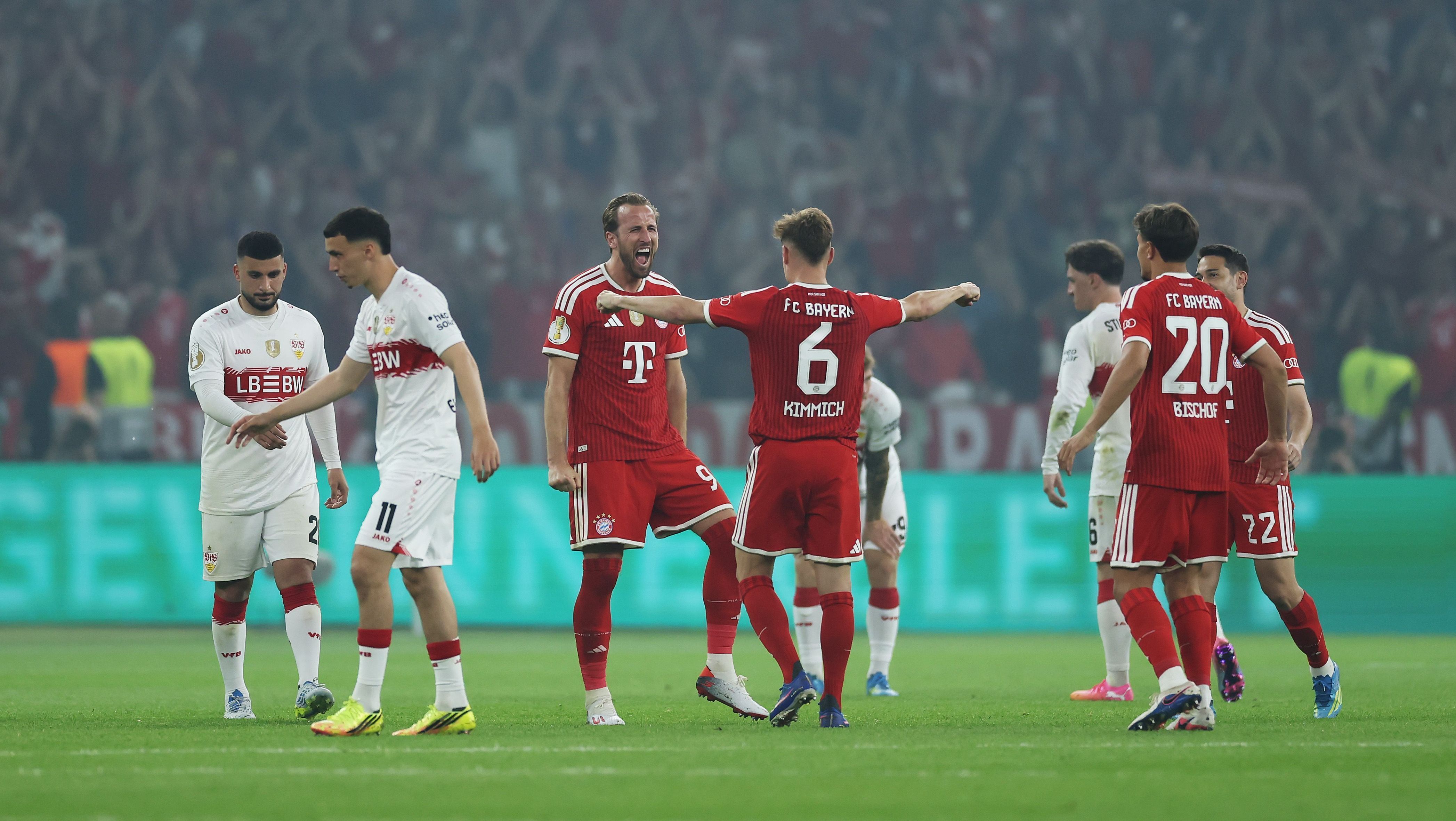 Harry Kane e Kimmich comemoram título do Bayern de Munique