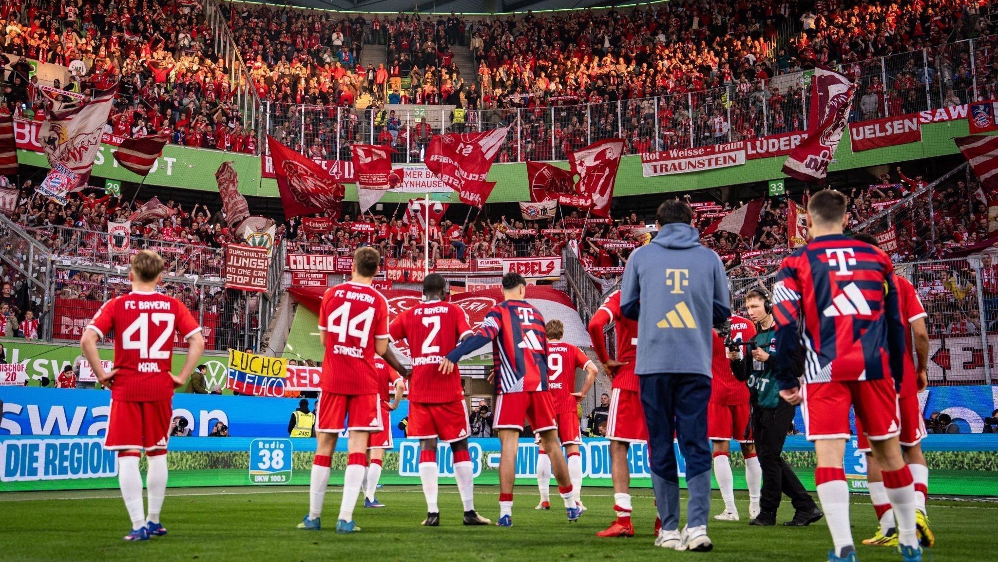 Elenco do Bayern agradece torcida que compareu à partida fora de casa contra o Wolfsburg pela Bundesliga
