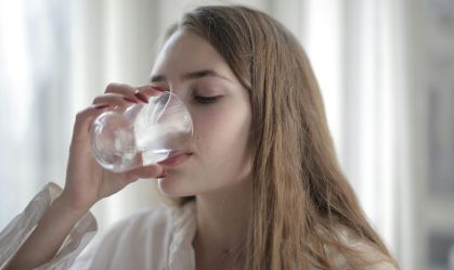 Trend da água morna insere passo na rotina matinal