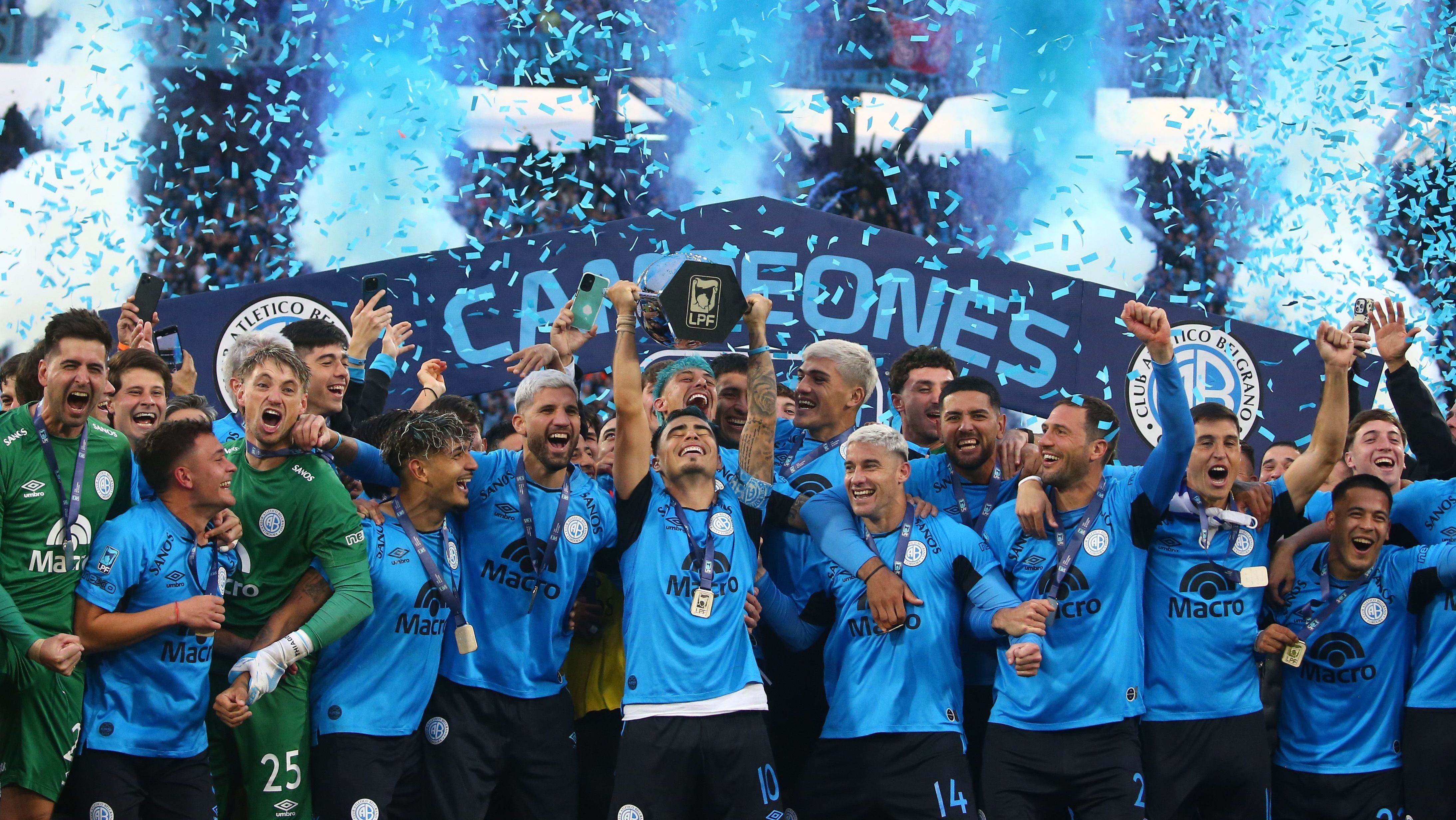 Jogadores do Belgrano levantando o título do Torneio Apertura do Campeonato Argentino