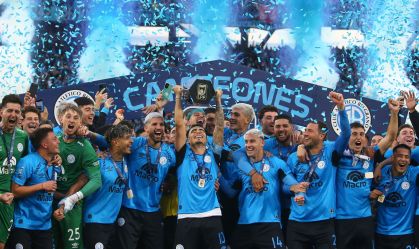 Jogadores do Belgrano levantando o título do Torneio Apertura do Campeonato Argentino