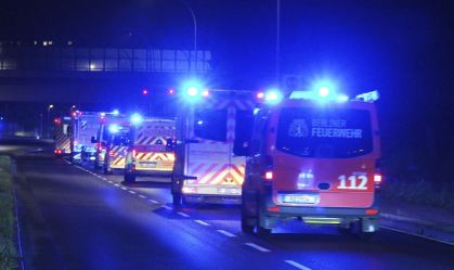 Um comboio de veículos de emergência transporta uma família do aeroporto para o hospital. Após a internação de um paciente com Ebola no hospital Charité, em Berlim, os familiares do americano também o seguirão. Sua esposa e quatro filhos serão levados para a ala de isolamento especial do hospital universitário, segundo o Ministério Federal da Saúde. O motivo é um pedido de assistência das autoridades americanas.