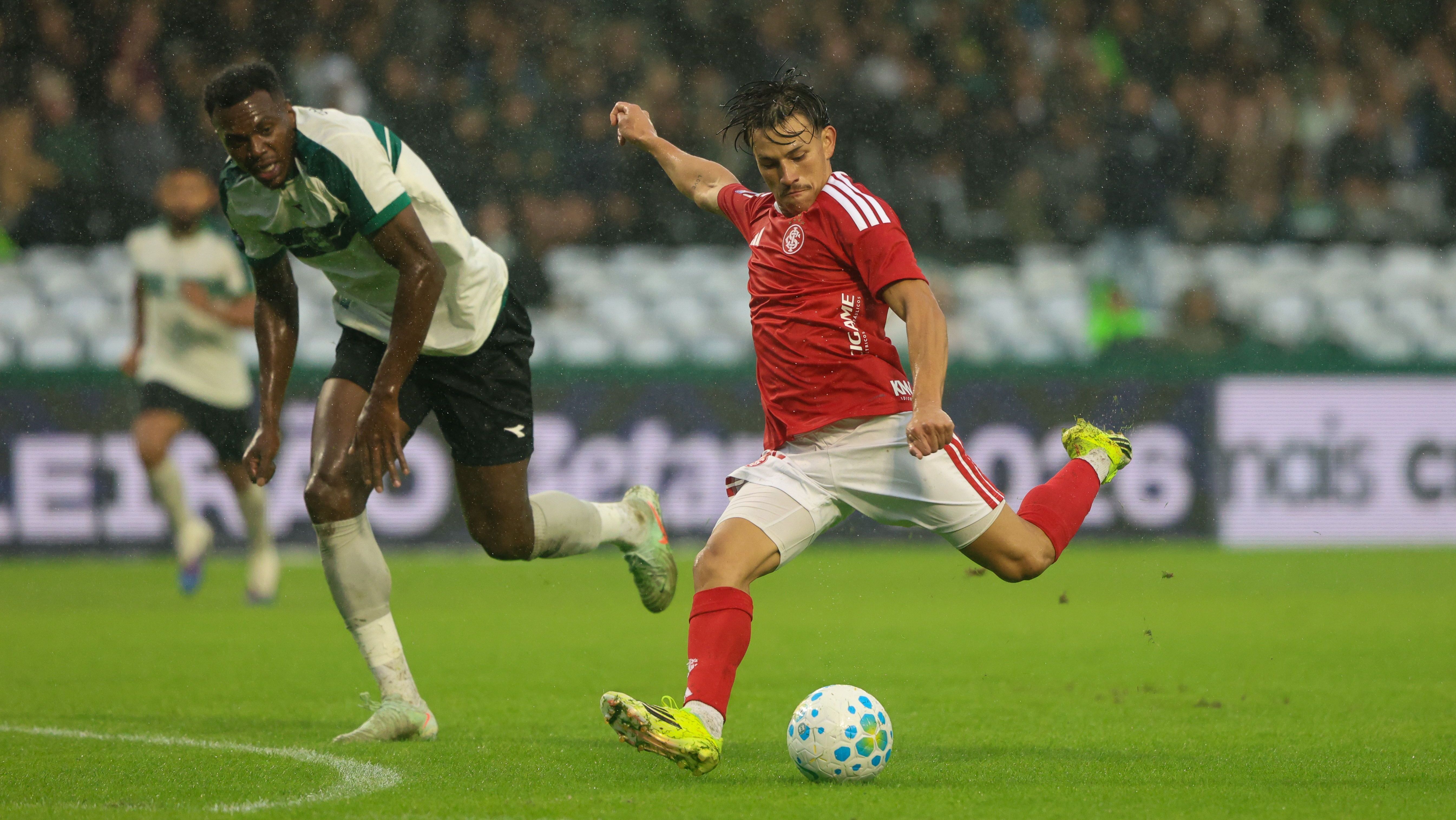 Bernabei arrisca chute contra o Coritiba