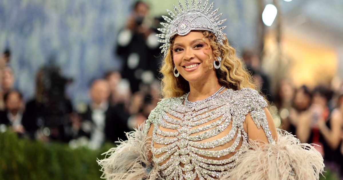 Beyoncé cruza tapete do Met Gala após 10 anos; veja fotos do look