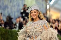 Beyoncé cruza tapete do Met Gala após 10 anos; veja fotos do look
