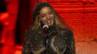 Heidi Klum aparece irreconhecível no Met Gala vestida de estátua viva