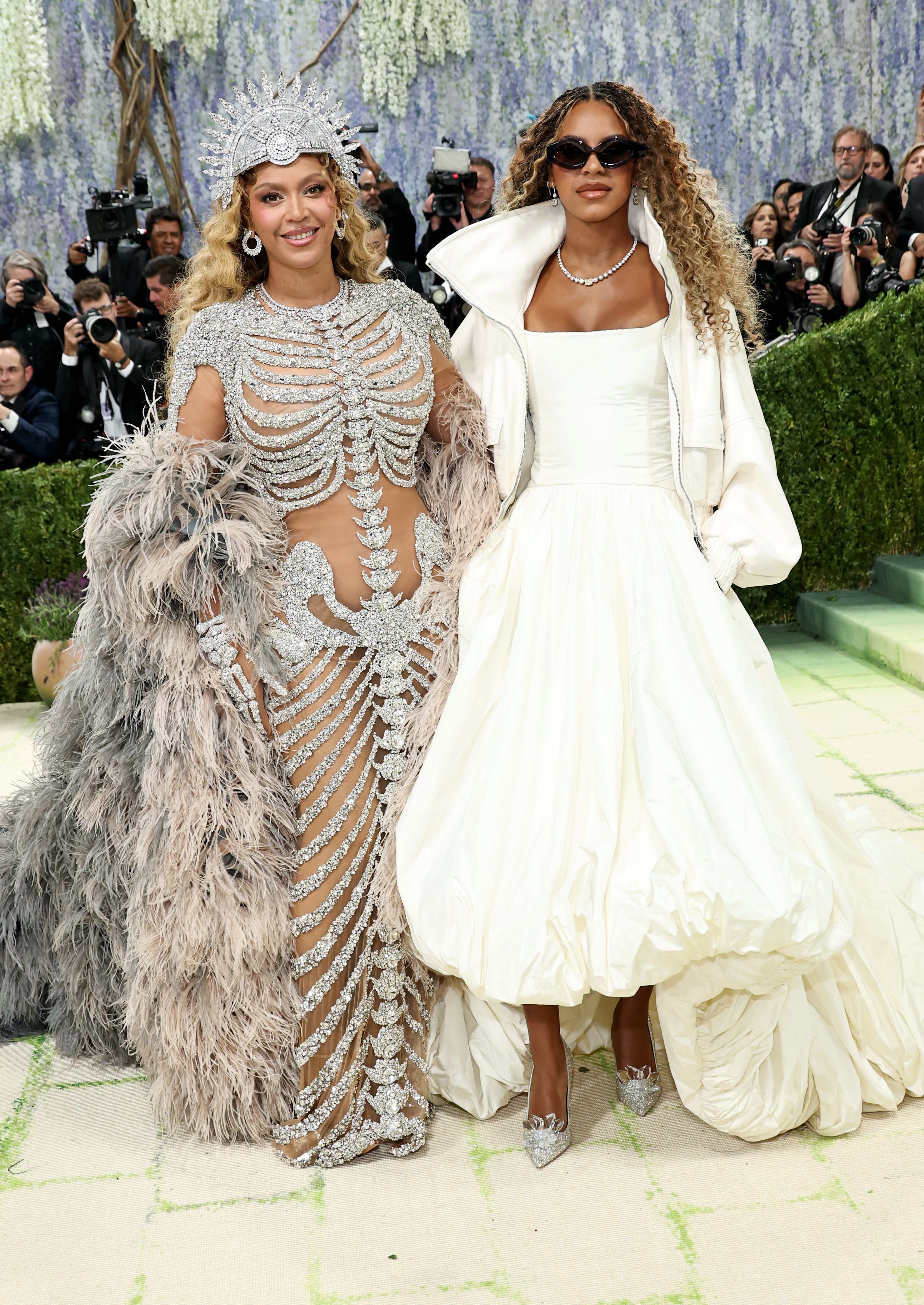 Beyoncé e a filha Blue Ivy Carter no tapete vermelho do Met Gala 2026 • Jamie McCarthy/Getty Images