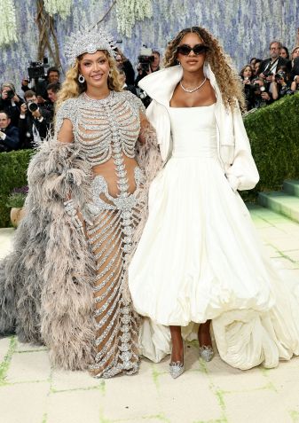 Beyonc&eacute; e a filha Blue Ivy Carter no tapete vermelho do Met Gala 2026 &bull; Jamie McCarthy/Getty Images