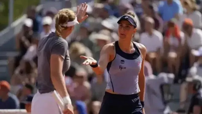 Bia Haddad e Liudmila Samsonova em ação em Roland Garros