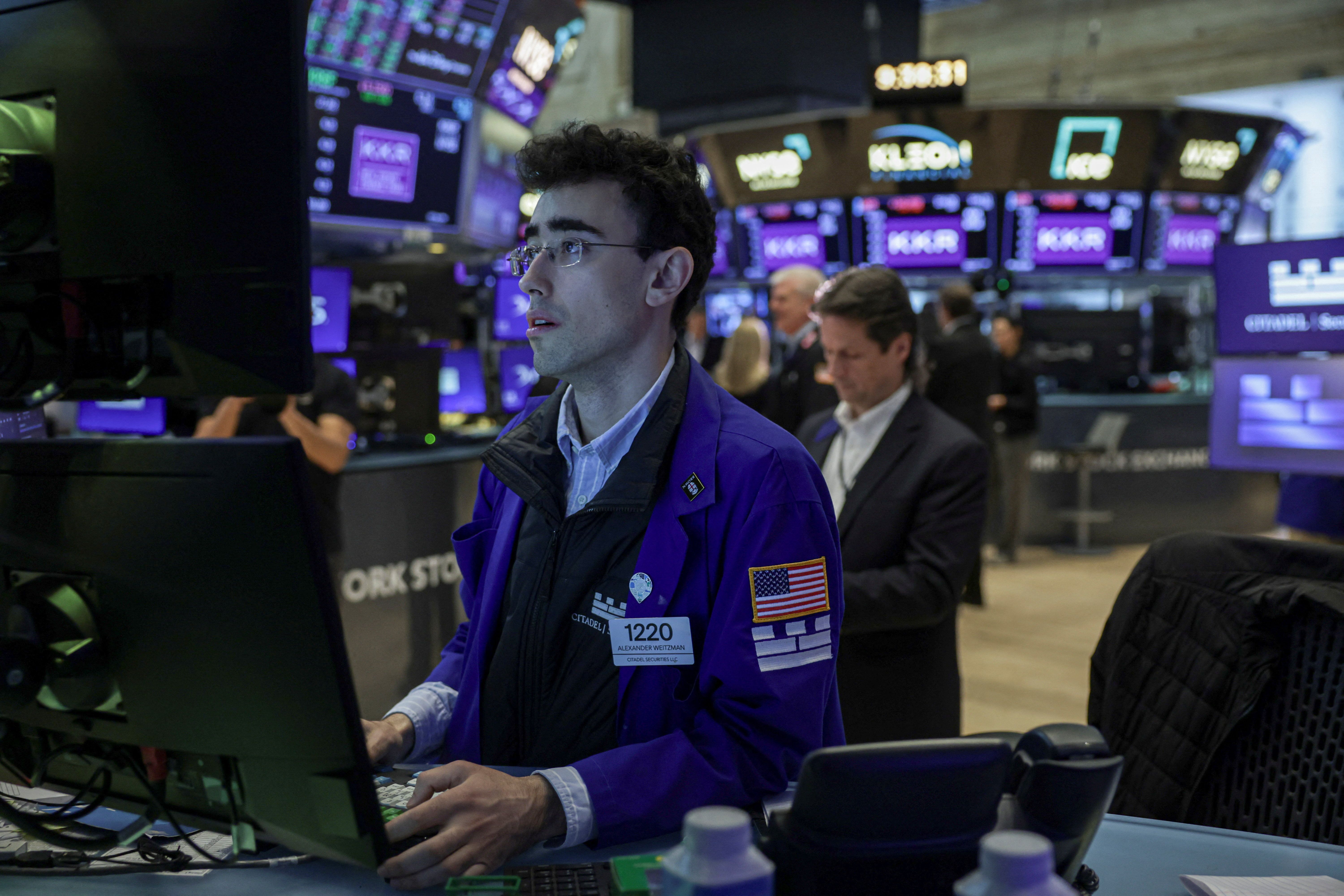 Operador na bolsa de Nova York em 1º de maio de 2026
