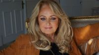 Quem é Bonnie Tyler, cantora que está em coma após passar por cirurgia