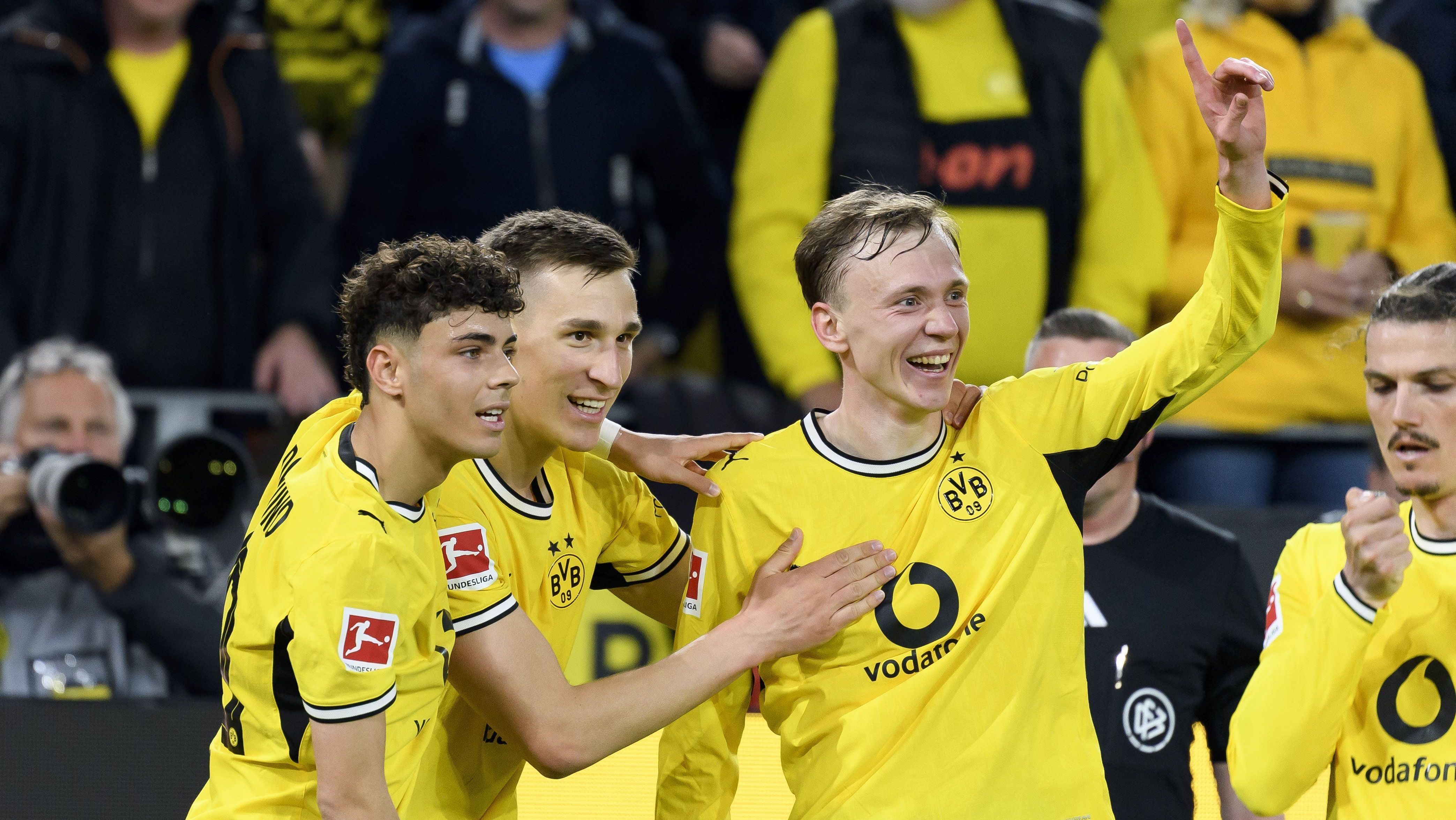 Jogadores do Borussia Dortmund celebram gol contra o Eintracht Frankfurt