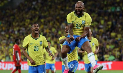Jogadores do Brasil comemorando um dos gols na goleada sobre o Panamá
