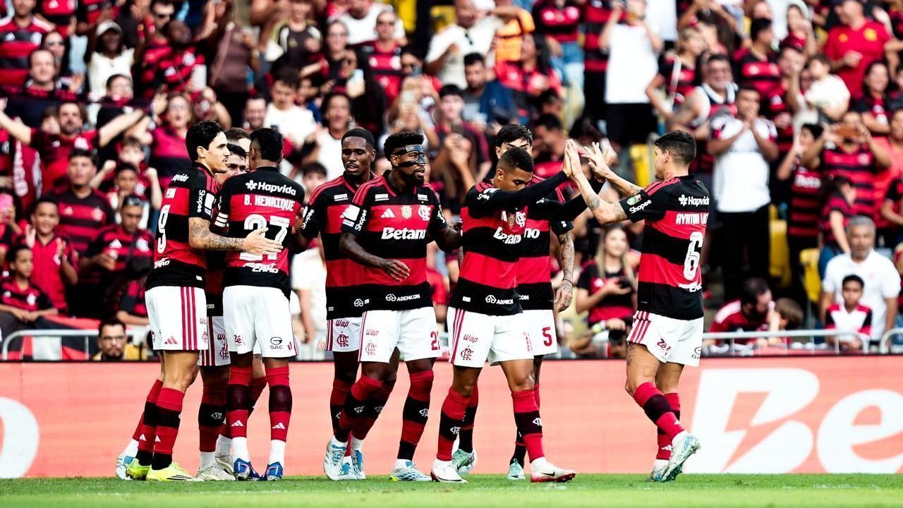 Jogadores do Flamengo celebrando o gol marcado sobre o Coritiba, em partida da 18ª rodada do Brasileirão