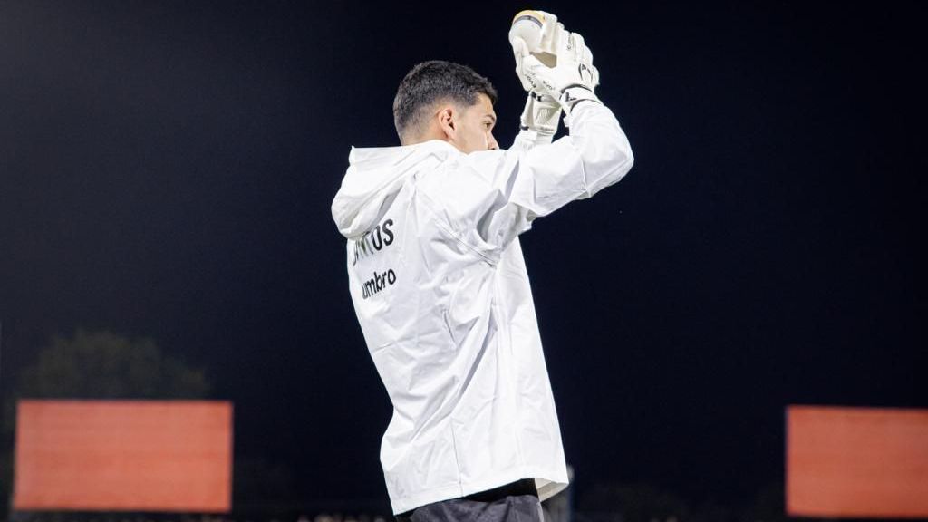 Gabriel Brazão aplaude a torcida do Santos no Paraguai antes do jogo contra o Recoleta