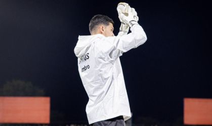 Gabriel Brazão aplaude a torcida do Santos no Paraguai antes do jogo contra o Recoleta