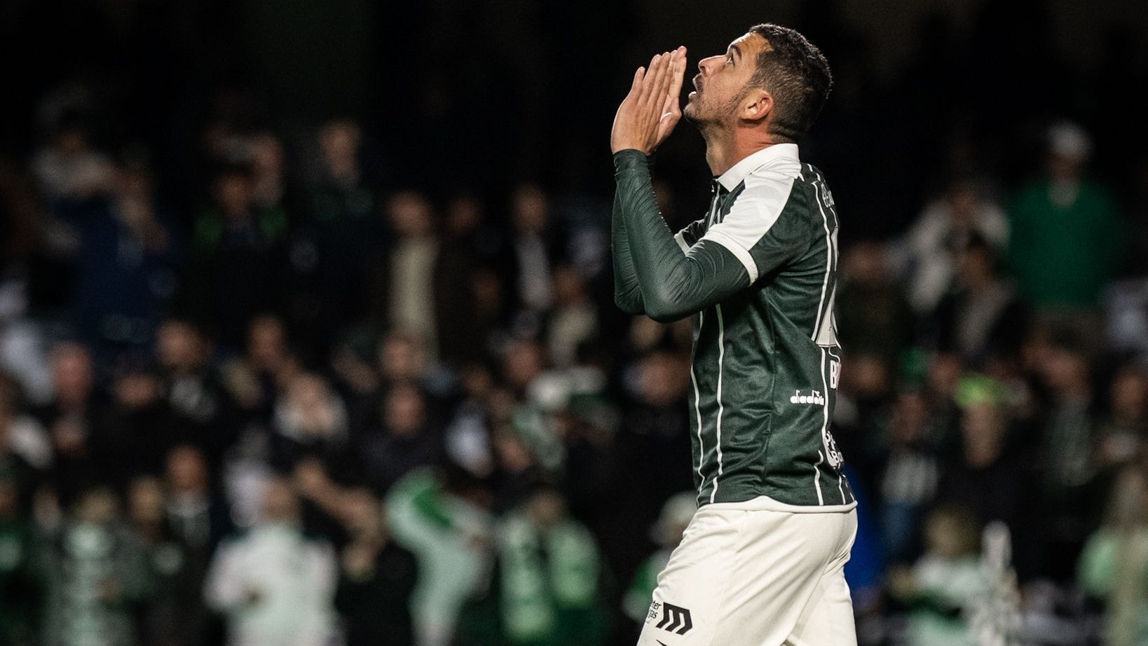 Bruno Melo comemora gol do Coritiba contra o Bahia