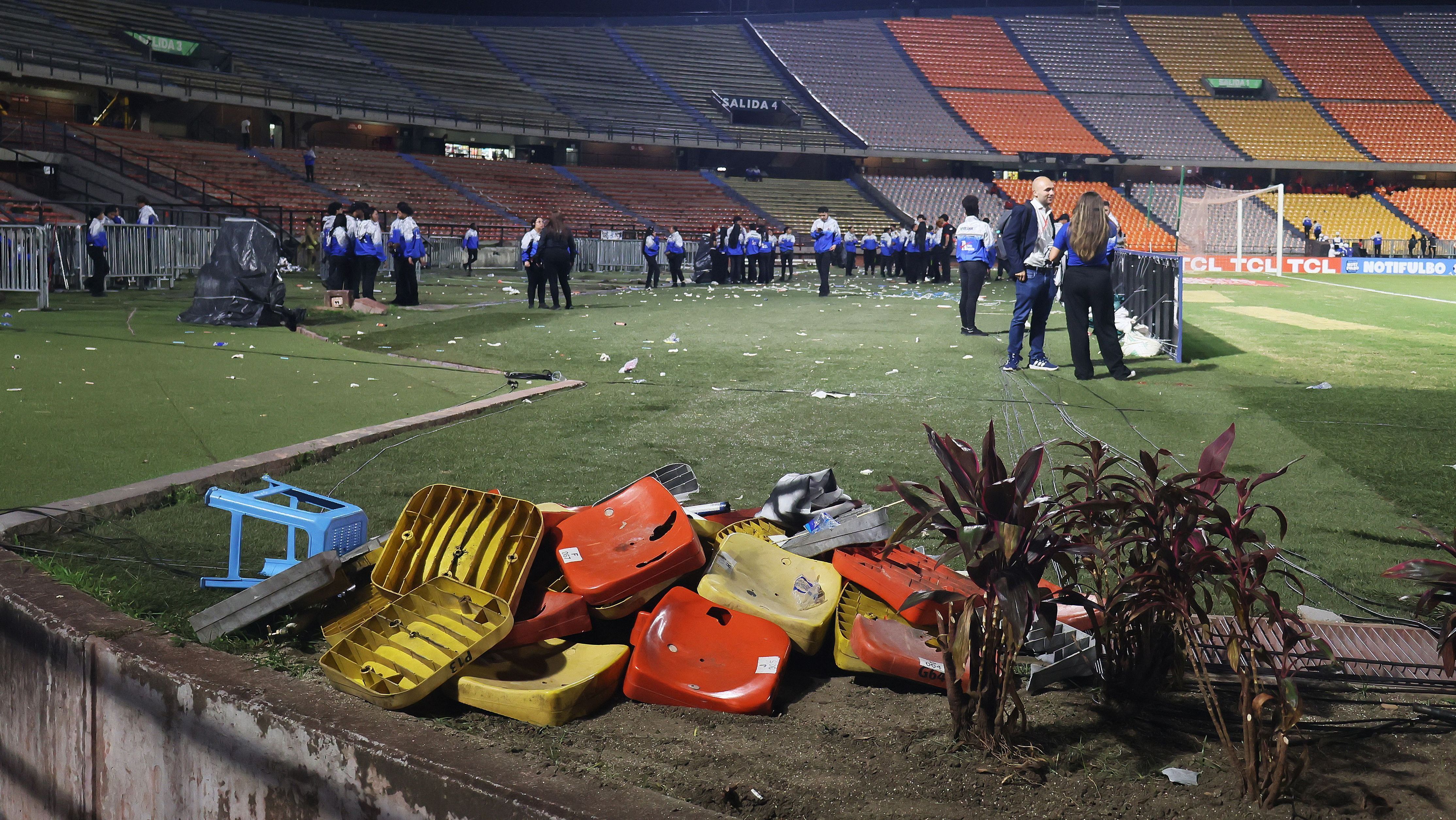 Cadeiras destruídas que foram arremessadas no gramado do estádio Atanásio Girardot durante Independiente Medellín x Flamengo